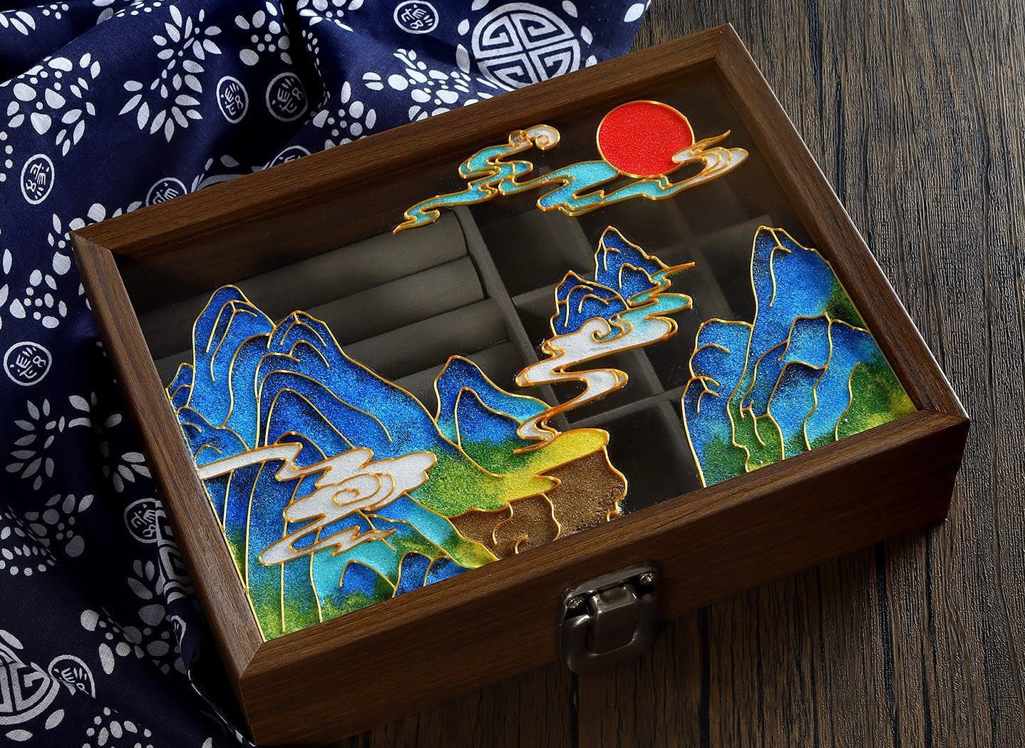 掐丝珐琅胡桃木首饰盒 Walnut Wood Jewellery Box with Cloisonné Enamel Design